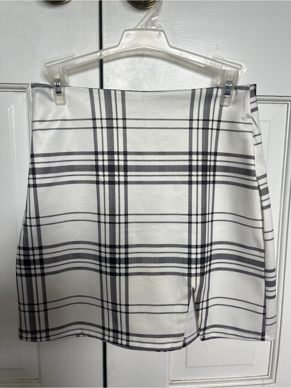 Classic White & Black Plaid Mini Skirt, Worn once can fit small-medium